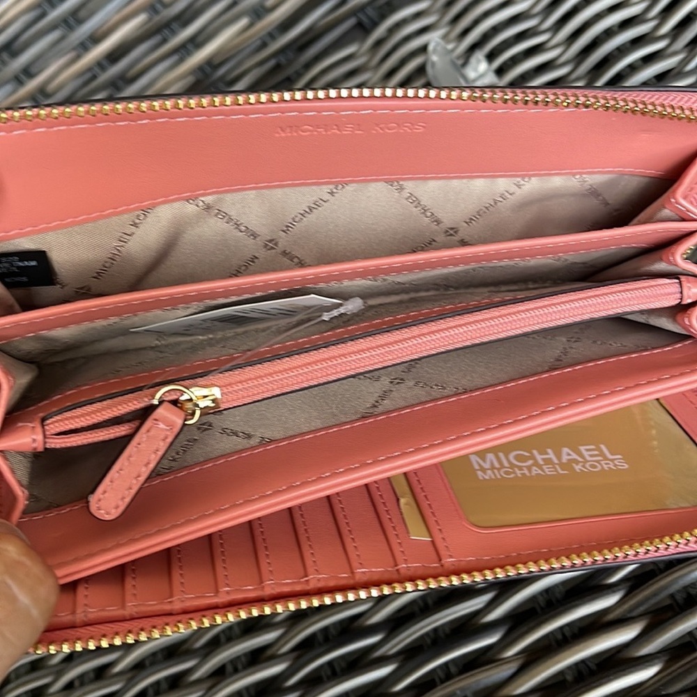 Michael Kors Jet Set Travel Large Travel CONTINENTAL 
Sherbert - Picture 7 of 16